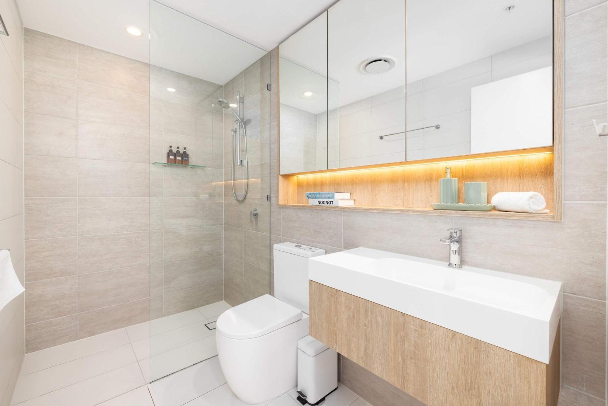 Modern 1br Steps From Casino & Pacific Fair Apartment